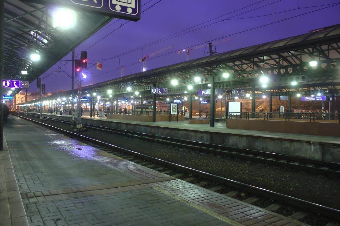 Noční nástupiště na pražském hlavním nádraží, odkud vyrážejí vlaky UniRail