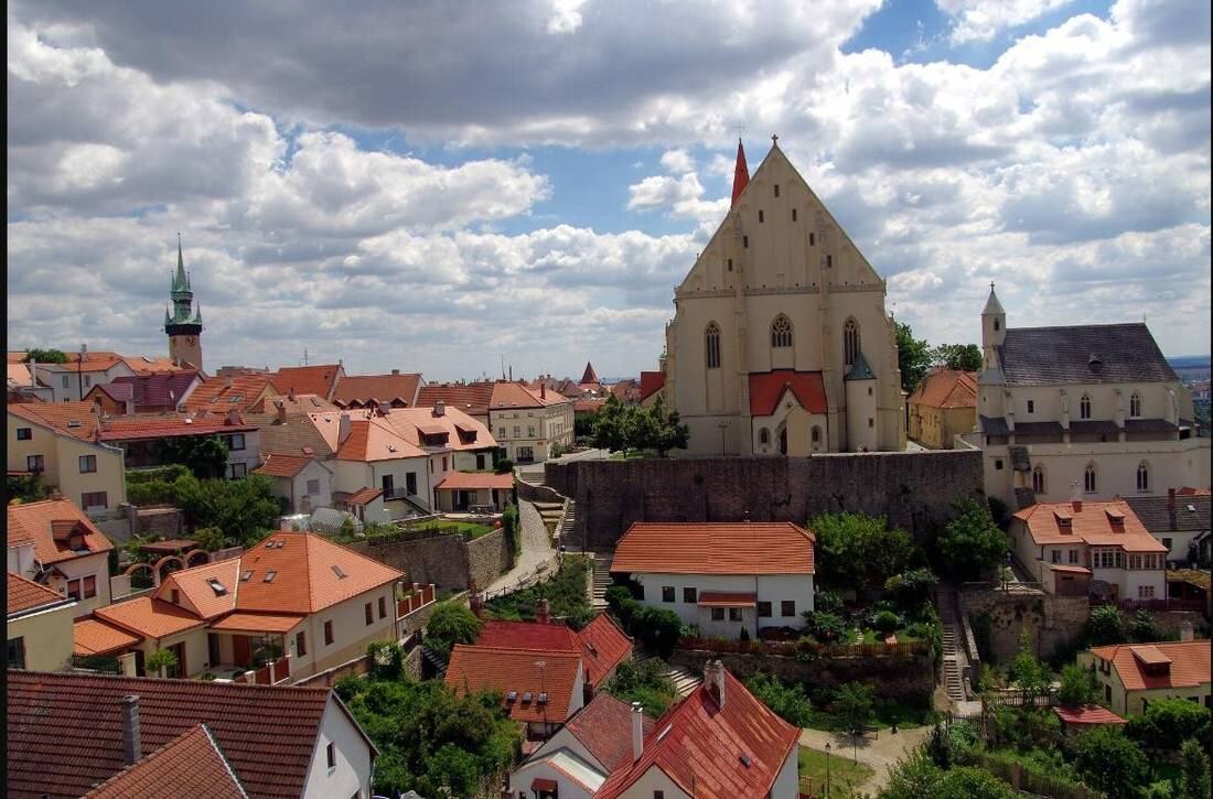 Znojemský hrad nad vinicemi, cíl jízdy na Znojemské vinobraní